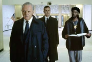 Schon bald wird dem routinierten CIA-Agenten Gaylord Oaks (Anthony Hopkins, l.) und seinem Kollegen Seale (Gabriel Macht, M.) klar, dass die Umgestaltung von Jake (Chris Rock, r.) ihre Nerven stark strapazieren wird ...