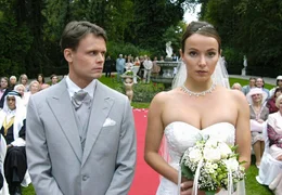 Die Braut, die sich nicht traut: Isabell (Julia Koschitz) kann Kurt (Vincent Kastner) einfach nicht das Ja-Wort geben...