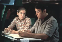 Beim Bowling f&uuml;hren Vada (Anna Chlumsky) und ihr Vater (Dan Aykroyd) eine schwierige Unterhaltung: Vada soll ihr Kinderzimmer f&uuml;r den Familiennachwuchs r&auml;umen.