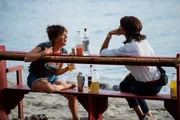 M&eacute;lissa (Sonia Rolland, r.) und Ga&euml;lle (B&eacute;atrice de la Boulaye, l.) verschaffen sich illegal Zugang zu einer Strandbar und verbringen dort einen ausgelassenen Abend miteinander.