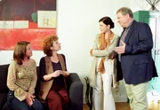 Dr. Sommerfeld (Rainer Hunold) kommt in eine peinliche Situation, als seine beiden Geliebten Irene K&uuml;rschner (Nina Hoger, 2.v.li.) und Nora Hansen (Anja Kruse, 2.v.re.) aufeinander treffen. Tochter Nina (Alina Merkau) ist jedoch am&uuml;siert &uuml;ber die Aktivit&auml;ten ihres umtriebigen Vaters.