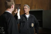 Ein neuer Fall wartet auf Gibbs (Mark Harmon, r.) und McGee (Sean Murray, l.) ...