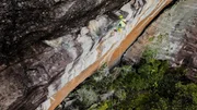 Aufbruch ins Unbekannte: Von einer Felskuppe des Tepuis aus versucht Expeditionsleiter Francesco Sauro, sich in ein neues H&ouml;hlensystem abzuseilen. Den Eingang hat er vom Hubschrauber schon gesichtet. Aber wird er ihn auch erreichen k&ouml;nnen?