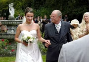 Der stolze Papa Kolditz (Dieter Mann) f&uuml;hrt seine Tochter Isabell (Julia Koschitz) zum Altar.
