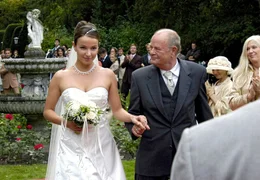 Der stolze Papa Kolditz (Dieter Mann) f&uuml;hrt seine Tochter Isabell (Julia Koschitz) zum Altar.