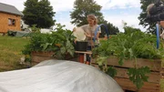 Biogas aus dem eigenen Garten: die Biogasanlage wird gef&uuml;ttert.