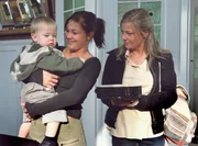 Die schwangere Nina (Alina Merkau, li.) hat Franziska Riemann (Sabrina Rattey) und ihr Baby ins Herz geschlossen.