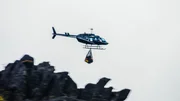 Nur per Hubschrauber ist das Gipfelplateau des Auyan-Tepuis zu erreichen: Mehr als 1500 Kilogramm Ausr&uuml;stung muss das Forschungsteam auf den Berg transportieren.