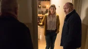Dietrich (Simon Schwarz, r.) liefert seinen Xaver (Branko Samarovski) bei seiner Schwester Felicitas (Jule B&ouml;we) ab.