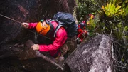 Abstieg in die Unterwelt: Durch einen Canyon klettert der Bioakustiker Michel Andr&eacute; mit dem Rest des Teams bis zum Eingang des H&ouml;hlensystems hinab. Die Felsen sind steil und rutschig, jeder Schritt verlangt Vorsicht: Im Notfall w&auml;re das Team hier auf sich allein gestellt.