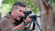 Sam (Bruce Campbell) gibt sich als Waffenhändler aus, um seine entführte Kollegin und Freundin zu retten. Doch als er auffliegt, muss er selbst von den Waffen Gebrauch machen. Sam (Bruce Campbell) gibt sich als Waffenhändler aus, um seine entführte Kollegin und Freundin zu retten. Doch als er auffliegt, muss er selbst von den Waffen Gebrauch machen.