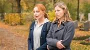 Die Schwestern Mareike (Andrea Sawatzki, links) und Felicitas (Jule B&ouml;we) stehen am Grab ihrer Mutter.
