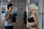 Frau Stockl (Marisa Burger, l.) begleitet Frau von Haller (Christiane R&uuml;cker, r.) in das B&uuml;ro der Kommissare, die sie bereits erwarten.