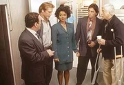 (v.l.n.r.) Briggs (Michael Tucci), Steve (Barry Van Dyke), Amanda (Victoria Rowell), Jack (Scott Baio) und Dr. Sloan (Dick Van Dyke) diskutieren, wer der M&ouml;rder sein k&ouml;nnte.
