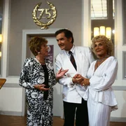 Auch K&auml;the (Edith Schollwer, l.), Tenstaag (Gerhard Friedrich, M.) und seine Mutter (Mady Rahl, r.) haben es sich nicht nehmen lassen, zu dem feierlichen Jubil&auml;um zu erscheinen.