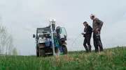 Biologin Franziska Tscharn und Agrarwissenschaftler Franz Schulz nehmen Bodenproben; hr-fernsehen KLIMASCHUTZ MADE IN HESSEN &ndash; FORSCHUNG F&Uuml;R DIE ZUKUNFT, Ein Film von Gabi Delingat, am Samstag (05.10.24) um 18:15 Uhr. Biologin Franziska Tscharn und Agrarwissenschaftler Franz Schulz nehmen Bodenproben &copy; HR, honorarfrei - Verwendung gem&auml;&szlig; der AGB im engen inhaltlichen, redaktionellen Zusammenhang mit genannter HR-Sendung bei Nennung "Bild: HR" (S2). HR/Pressestelle, Tel: 069/155-4954