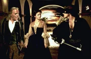 Vater, Tochter und Schwiegersohn: Don Diego De la Vega (Anthony Hopkins, l.) und seine Tochter Elena (Catherine Zeta Jones), die nach vielen Abenteuern Diegos Nachfolger als Zorro, Alejandro Murrieta (Antonio Banderas), geheiratet hat.