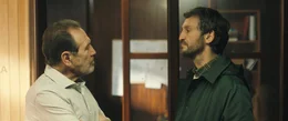 Der regionale Polizeichef (Juan Gea, l.) verr&auml;t dem neuen Naturschutzbeauftragten Ricardo (Ra&uacute;l Ar&eacute;valo, r.) unter vier Augen, dass Ricardos Vorg&auml;nger einst tot aus der lokalen Lagune geborgen wurde.