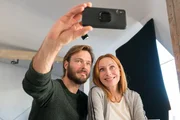 Mareike (Andrea Sawatzki) und ihr Freund Frank (Andreas Pietschmann) machen ein Selfie.