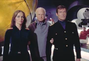 Stromberg (Curd J&uuml;rgens, Mitte), Amasova (Barbara Bach, lks.) und James Bond (Roger Moore, re.)
