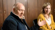 Sohn Dietrich (Simon Schwarz) und Tochter Felicitas (Jule B&ouml;we) bezweifeln, dass es sich bei dem fremden Mann tats&auml;chlich um ihren Vater handeln soll.