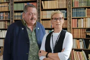 &Uuml;berraschend trifft Kommissar Hofer (Joseph Hannesschl&auml;ger, l.) Alina R&ouml;sner (Simone Heher, r.) in der Kanzlei des Ermordeten an. Was hat die Geliebte zu verheimlichen?