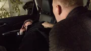 Xaver (Branko Samarovski) wird von seinem Sohn Dietrich (Simon Schwarz) geweckt.