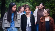 Suki (Alva M&uuml;llenberg, Mitte) ist von Aurelia (Elea Maria Edelmann, rechts) und Anh (Ha My Anna Tran, links) genervt.