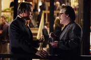 Verbindet eine dicke Freundschaft: Charlie Wilson (Tom Hanks, l.) und Gust Avrakotos (Philip Seymour Hoffman, r.) ...