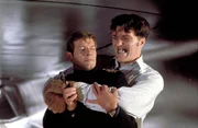 L-R: Kann James Bod (Roger Moore) den scheinbar &uuml;berm&auml;chtigen Bei&szlig;er (Richard Kiel) besiegen?