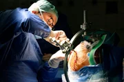 Gehirn-OP am Uniklinikum des Saarlandes in Homburg: Wie gut hilft die sog. Tiefe Hirnstimulation gegen die Symptome der Parkinson-Krankheit?