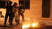 Bei den Unruhen wurden Polizisten verletzt. Bei den Unruhen wurden Polizisten verletzt.