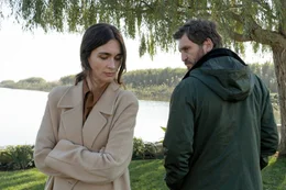 Durch die, mit dem neuen Posten von Ricardo (Ra&uacute;l Ar&eacute;valo) verbundene Isolation und &Auml;chtung, ger&auml;t auch seine Ehe mit Claudia (Paz Vega) zunehmend in eine Krise.