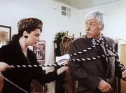 Dr. Sloan (Dick Van Dyke, r.) wird von der Zauberk&uuml;nstlerin Cleo (Emma Samms, l.) gefesselt.