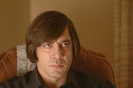 Killer Chigurh (Javier Bardem) l&auml;sst nicht locker, bis er das gestohlene Geld gefunden hat.