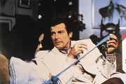 James Bond (Roger Moore, re.)