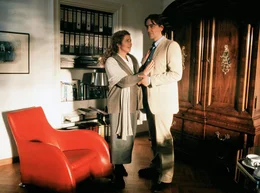 Johanna (Michaela May) entdeckt ihr Herz f&uuml;r den jungen Rechtsanwalt Reinhard (Stefan Hunstein).