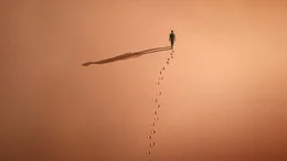 Um sich seinen Traum von einem neuen Leben zu erf&uuml;llen, begibt sich Seydou (Seydou Sarr) mit seinem Cousin auf eine Reise von der Sahara bis aufs Mittelmeer.