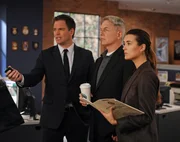 Ein neuer Mordfall wartet auf Tony (Michael Weatherly, l.), Gibbs (Mark Harmon, M.) und Ziva (Cote de Pablo, r.) ... Ein neuer Mordfall wartet auf Tony (Michael Weatherly, l.), Gibbs (Mark Harmon, M.) und Ziva (Cote de Pablo, r.) ...