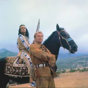 Die Blutsbr&uuml;der Winnetou (Pierre Brice, l.) und Old Shatterhand (Lex Barker, r.) stellen sich einem neuen Abenteuer.