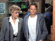 Der 16-jährige Lieferjunge Tommy (Neil Patrick Harris) wird des Mordes beschuldigt. Jessica (Angela Lansbury) versucht nun seine Unschuld zu beweisen Der 16-jährige Lieferjunge Tommy (Neil Patrick Harris) wird des Mordes beschuldigt. Jessica (Angela Lansbury) versucht nun seine Unschuld zu beweisen