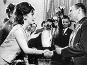 Gagarin - der neue Medien-Star im Blitzlichtgewitter mit Starschauspielerin Gina Lollobrigida. Der sch&uuml;chterne Gagarin als Frauen-Schwarm.