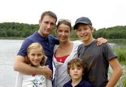 Ein gut gelauntes Team: Hans-Werner Glehdorn (Heikko Deutschmann) mit seinen Kindern Michael (Timmi Trinks, re.), Toby (Jannis Michel) und Jennifer (Tessa He&szlig;) und dem Kinderm&auml;dchen Isabell (Julia Koschitz).