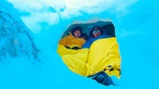 Sebastian Ströbel und Hans Honold bei Übernachtung in einer Schneehöhle Dachstein Sebastian Ströbel und Hans Honold bei Übernachtung in einer Schneehöhle Dachstein