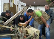 Profi Mauro nimmt den 'Tr&ouml;del' von Martha und Thorsten ganz genau unter die Lupe. Der Bauernhof muss in nur drei Wochen entr&uuml;mpelt und aufger&auml;umt sein.