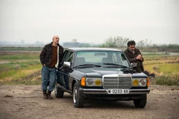 Der hitzk&ouml;pfige Bernardo (Toni Mis&oacute;, r.) und der alkohols&uuml;chtige Tom&aacute;s (Roberto &Aacute;lamo, l.) sind die radikalsten Gegner des Naturschutzvorhabens in der Laguna Blanca.