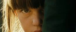 Bei einer einsch&uuml;chternden Konfrontation mit Entenj&auml;gern versteckt sich Julia (Daniela Casas) hinter ihrem Vater.