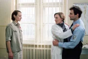 Sascha (Barbara Neumann, li.) beobachtet voller Eifersucht, wie Kerstin (Meike Schl&uuml;ter) und der neue Schlie&szlig;er David (Jost Pieper) sich k&uuml;ssen. Um die Aff&auml;re zwischen den beiden zu boykottieren, 'enttarnt' sie Kerstin als ihre Verflossene.