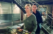 Walter (Katy Karrenbauer, re.) ahnt nicht, dass Ines (Freya Trampert) sie umbringen wollte. Sie h&auml;lt Ines ganz im Gegenteil f&uuml;r ihre Retterin und verliebt sich immer mehr in sie...