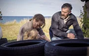 Iris (Sofia Helin, l.) und Jens (H&aring;kan Bengtsson, r.) finden Hillevi (Hanna Ullerstam, M.) in der N&auml;he des Strandes.